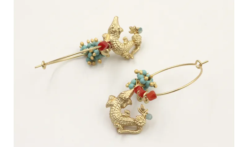 Pendientes aro dorado mate con cocodrilo, burruño