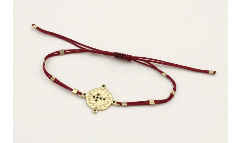 Pulsera hilo granate con tubitos aplastados y entr