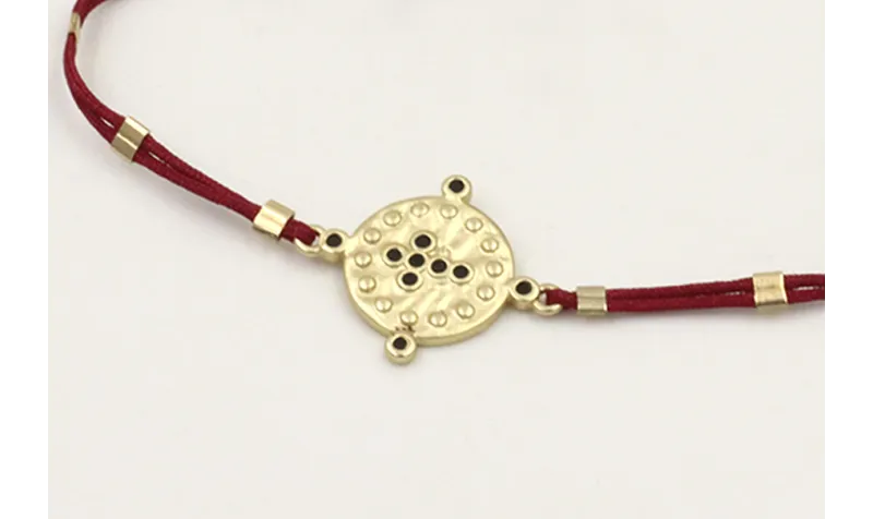 Pulsera hilo granate con tubitos aplastados y entr