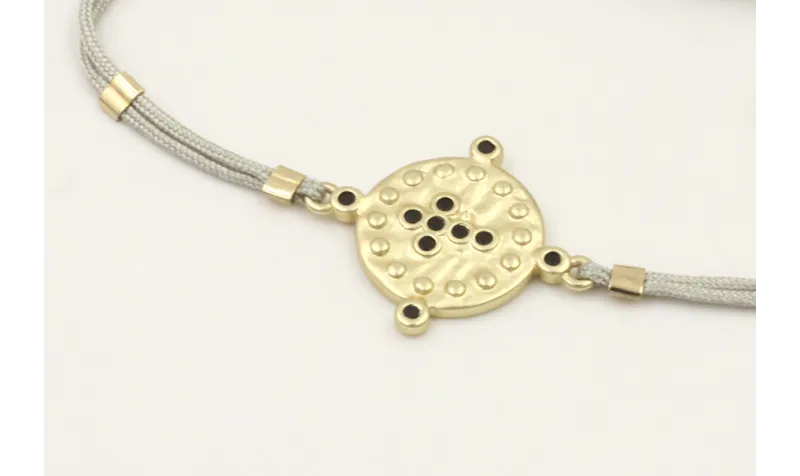 Pulsera hilo gris claro con tubitos aplastados y e