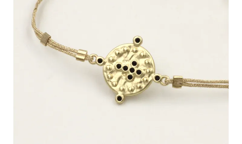 Pulsera hilo rosita con tubitos aplastados y entre