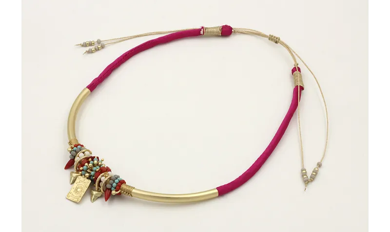 Collar seda rellena fucsia tubo curvado dorado mat