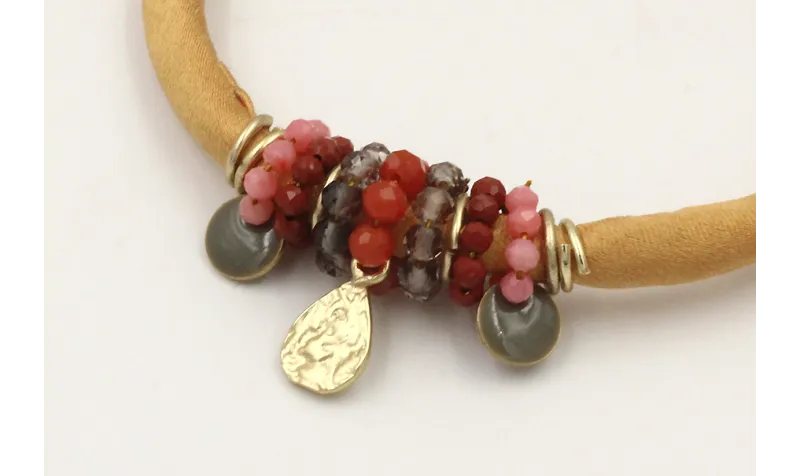 Pulsera seda rellena mostaza colgante lamina labra