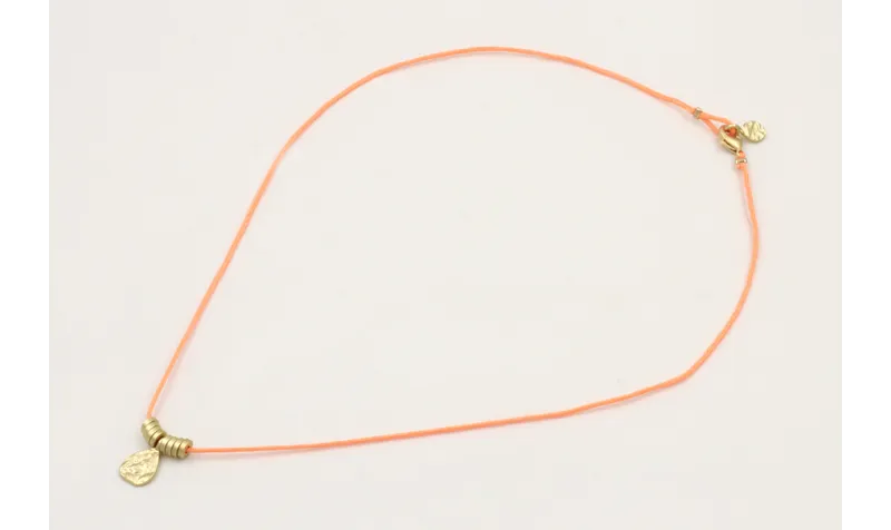 Collar hilo naranja fluor con colgante lamina labr