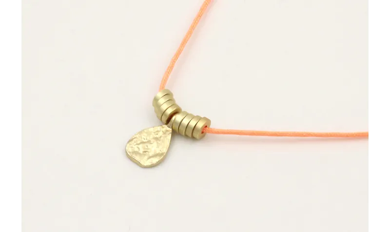 Collar hilo naranja fluor con colgante lamina labr