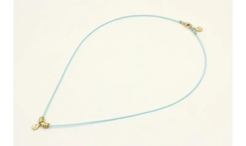 Collar hilo azul con colgante lamina labrada y rue