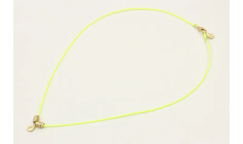Collar hilo amarillo fluor con colgante lamina lab