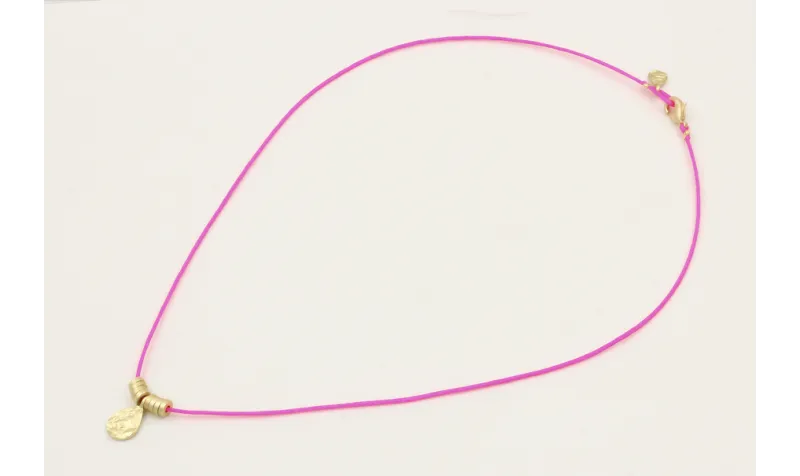 Collar hilo fucsia con colgante lamina labrada y r