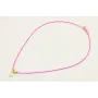 Collar hilo fucsia con colgante lamina labrada y r