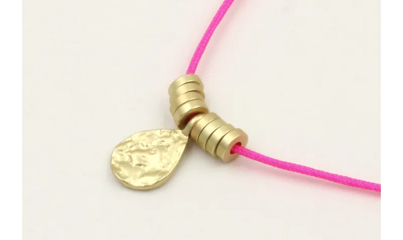 Collar hilo fucsia con colgante lamina labrada y r