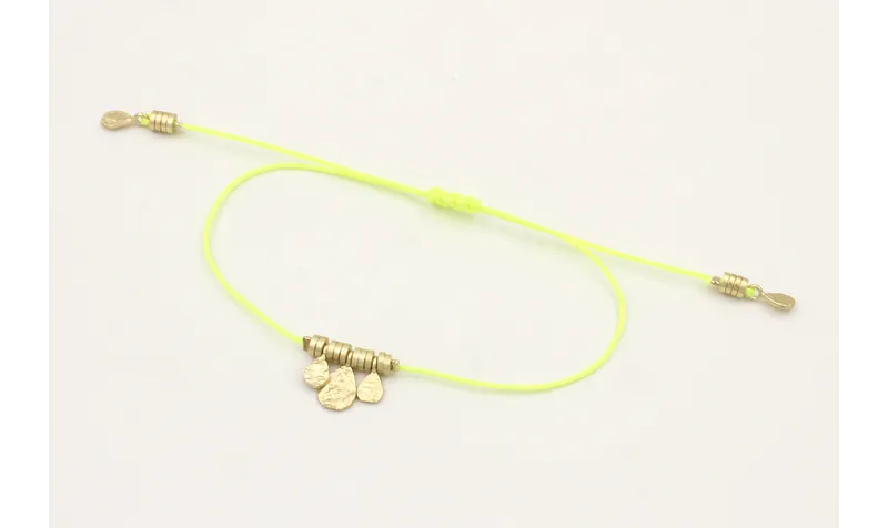 Pulsera hilo amarillo fluor con colgantes laminas 