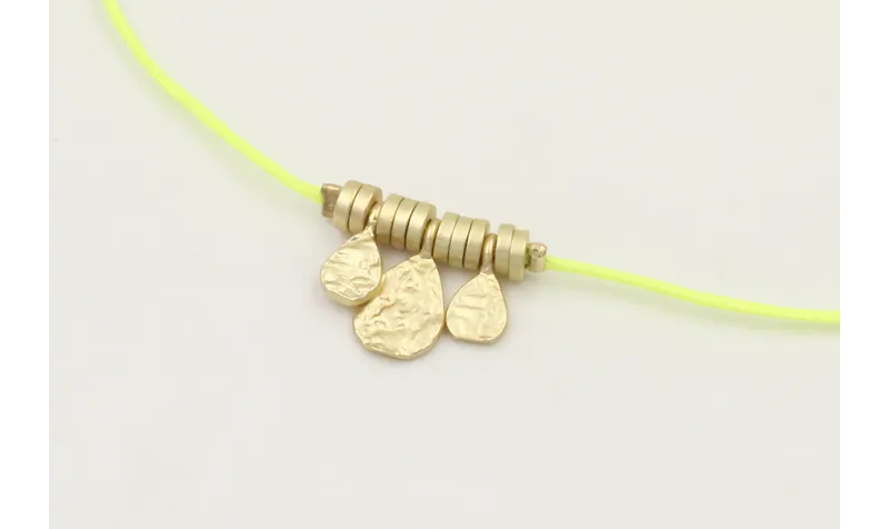 Pulsera hilo amarillo fluor con colgantes laminas 