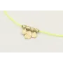 Pulsera hilo amarillo fluor con colgantes laminas 