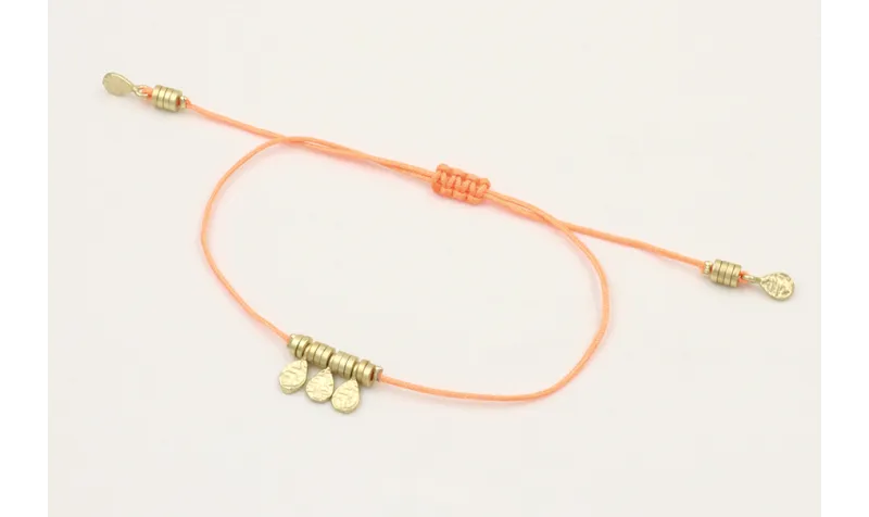 Pulsera hilo naranja fluor con colgantes laminas l