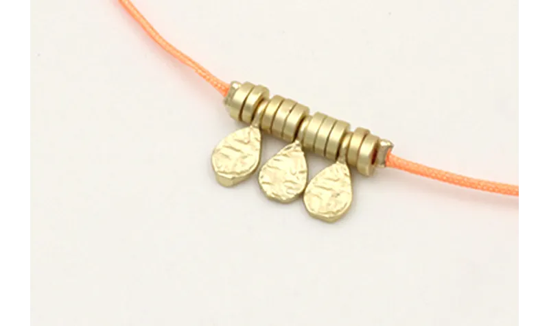 Pulsera hilo naranja fluor con colgantes laminas l