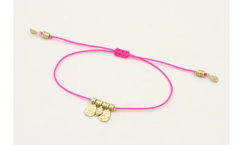 Pulsera hilo fucsia con colgantes laminas labradas