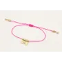 Pulsera hilo fucsia con colgantes laminas labradas