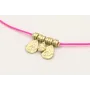 Pulsera hilo fucsia con colgantes laminas labradas