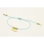 Pulsera hilo azul con colgantes laminas labradas y