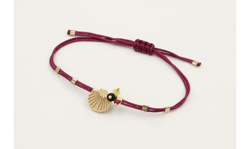 Pulsera hilo granate con tubitos aplastados, conch
