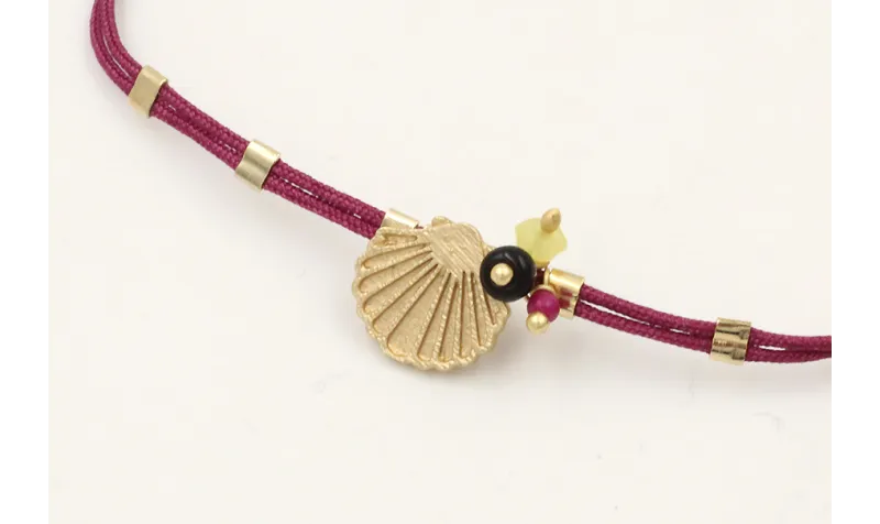 Pulsera hilo granate con tubitos aplastados, conch