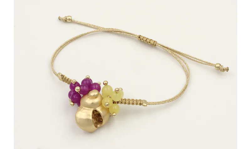 Pulsera hilo dorado palido con nuedo macrame carac
