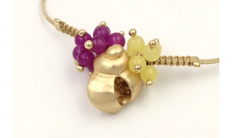 Pulsera hilo dorado palido con nuedo macrame carac