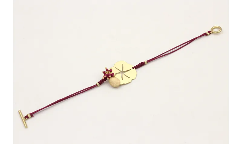 Pulsera de hilo granate con chapa estrella labrada