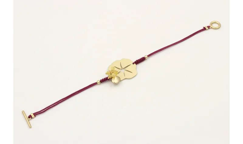 Pulsera de hilo granate con chapa estrella labrada