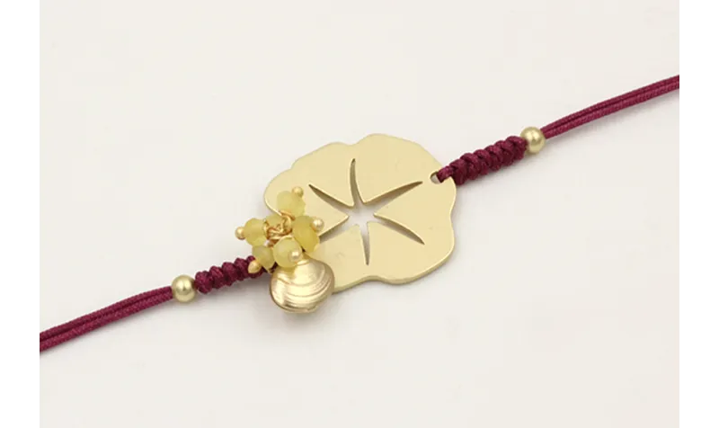Pulsera de hilo granate con chapa estrella labrada