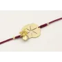 Pulsera de hilo granate con chapa estrella labrada