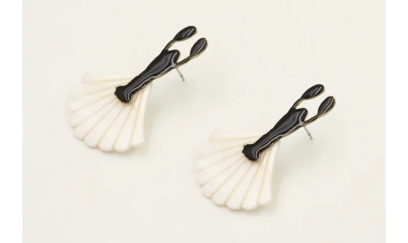 Pendientes perno langosta esmaltada negra colgante