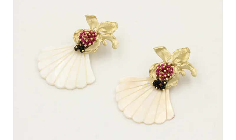 Pendiente perno flor con burruños abalorios y conc