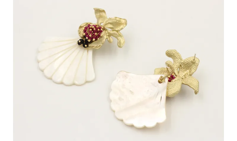 Pendiente perno flor con burruños abalorios y conc