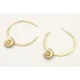 Pendientes aro aplastado con caracola colgando. La
