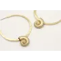 Pendientes aro aplastado con caracola colgando. La