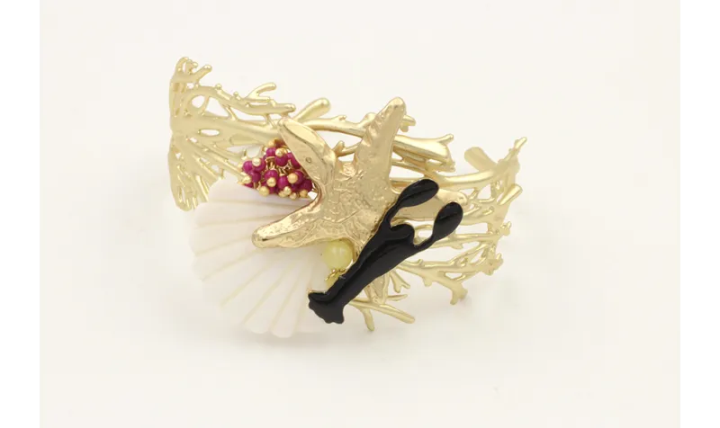 Brazalete coral dorado mate con estrella, langosta