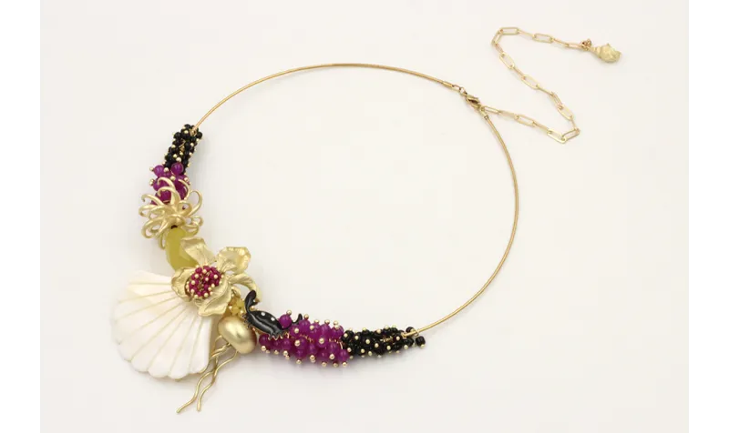 Collar rigido burruños abalorio negro y morado con