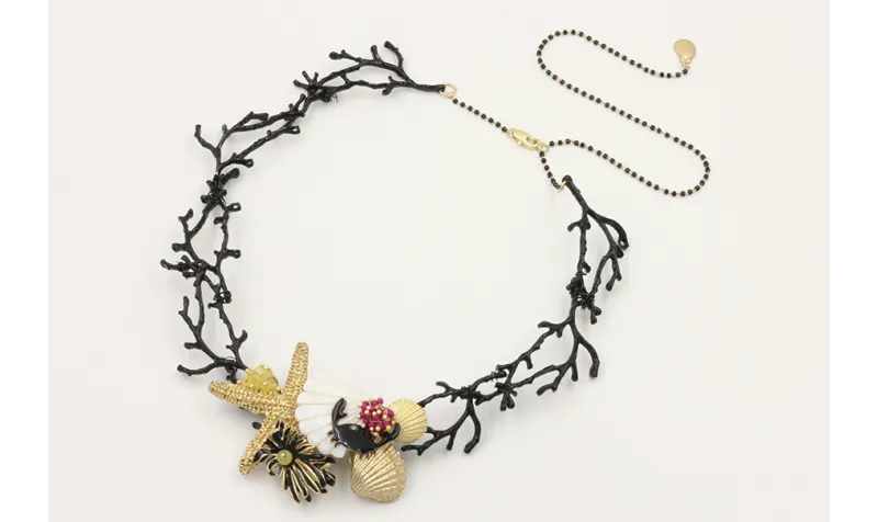 Collar ramas de coral esmaltadas negras con estrel
