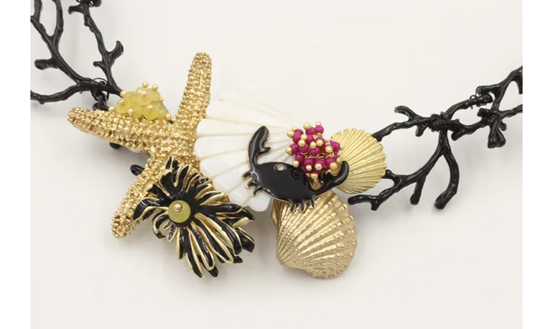 Collar ramas de coral esmaltadas negras con estrel