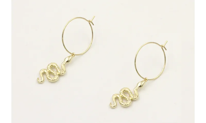 Pendientes aro dorado con serpiente colgando. Larg