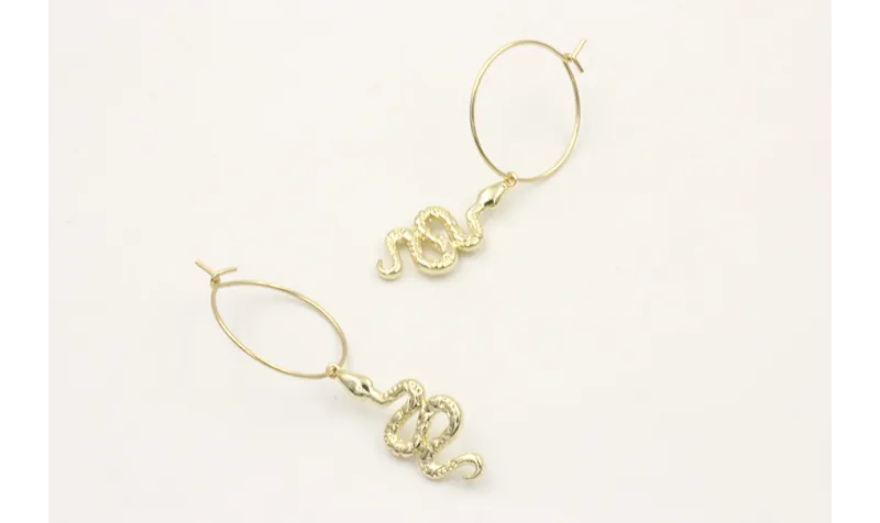 Pendientes aro dorado con serpiente colgando. Larg