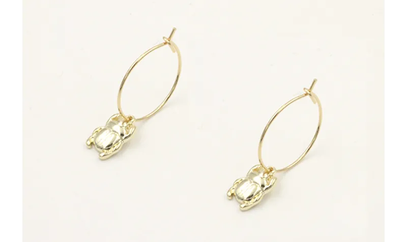 Pendientes aro dorado con escarabajo plano colgand