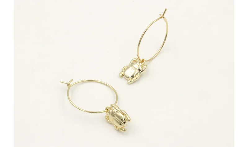 Pendientes aro dorado con escarabajo plano colgand