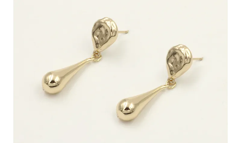 Pendientes perno gota martilleada con colgante de 