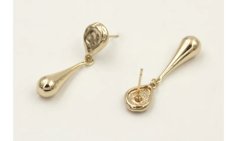 Pendientes perno gota martilleada con colgante de 