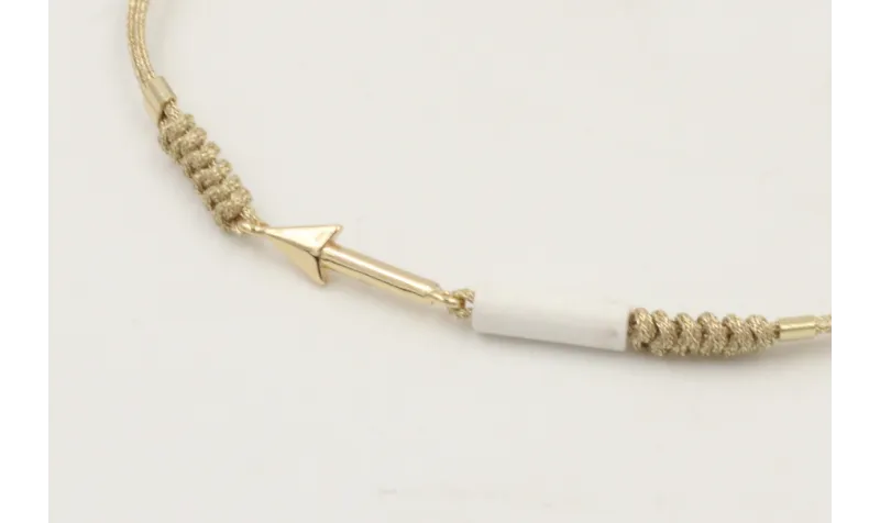 Pulsera hilo dorado palido con nudo serpiente y fl