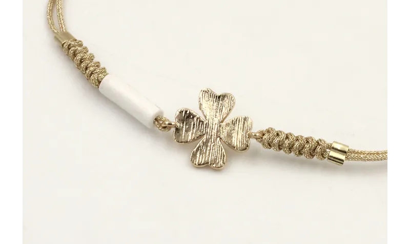 Pulsera hilo dorado palido con nudo serpiente y tr
