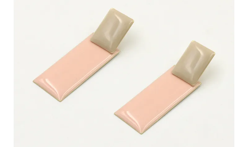 Pendientes perno rectangulo esmlatado beige y colg