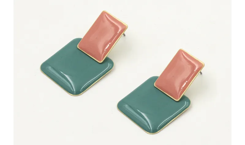 Pendiente perno rectangulo esmaltado rosa con colg